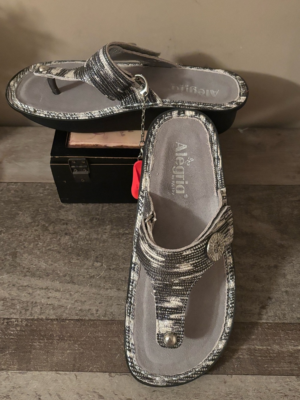 ALEGRIA CARINA RAPTURE THONG SANDAL SIZE 37